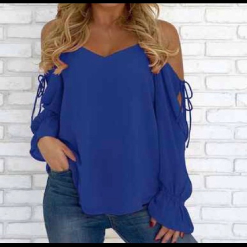 Women’s cold shoulder NWOT runs small.